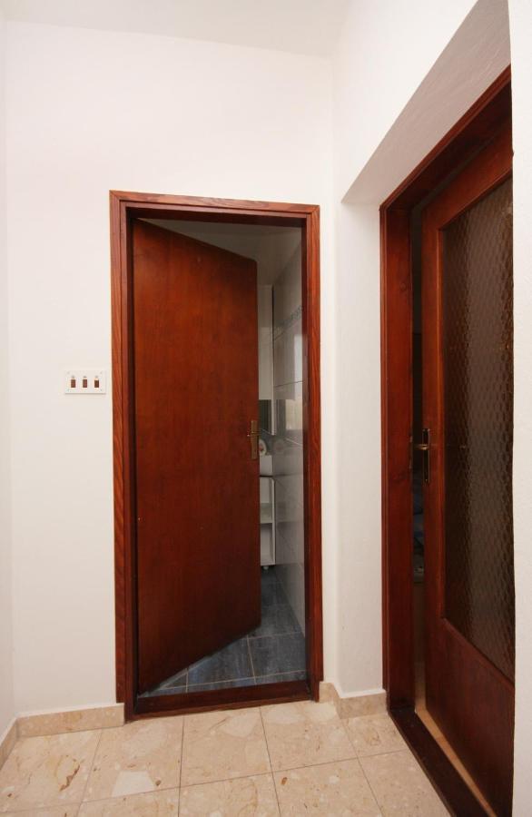 Apartment Vrbnik 5301B Luaran gambar