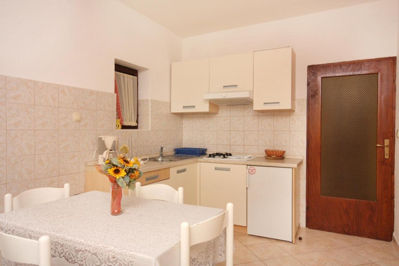 Apartment Vrbnik 5301B Luaran gambar