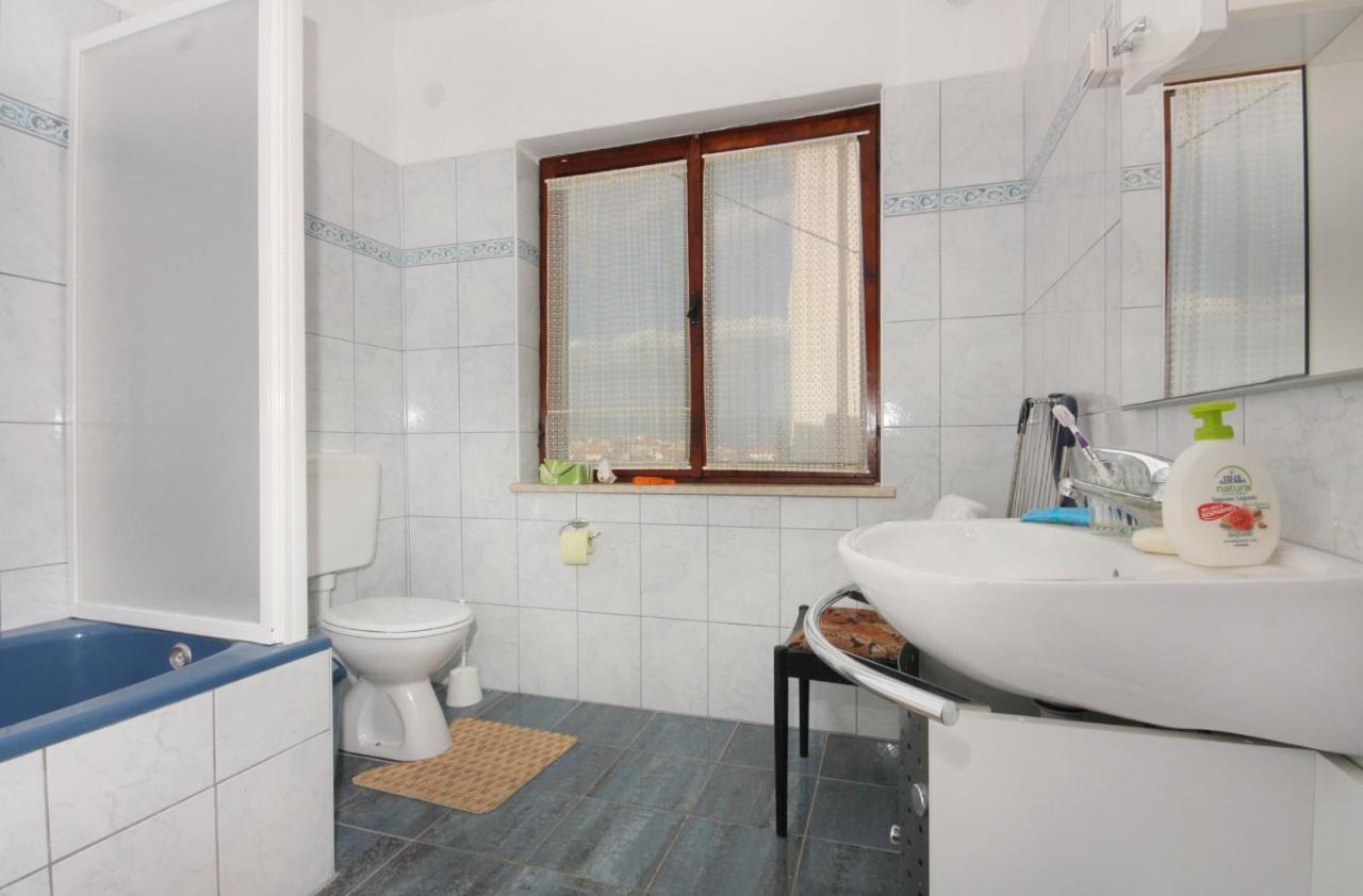 Apartment Vrbnik 5301B Luaran gambar