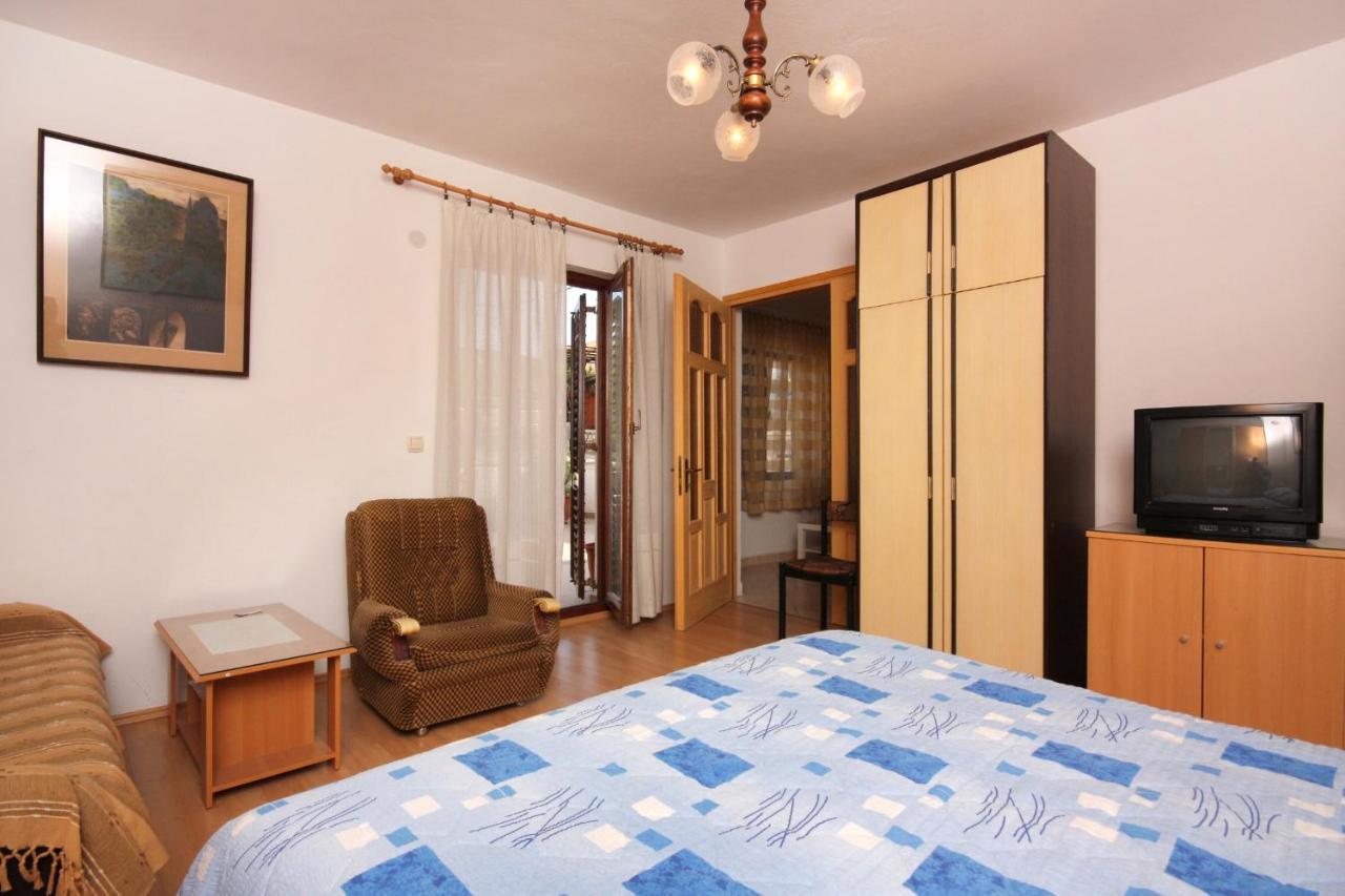 Apartment Vrbnik 5301B Luaran gambar